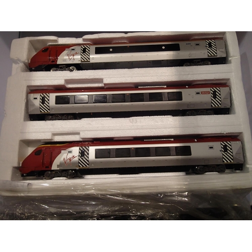 2171 - OO gauge Bachmann three car class 220 Virgin Voyager, Welsh Dragon set, near mint, poly tray only. U... 