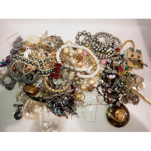 1051 - Small quantity of costume jewellery. UK P&P Group 1 (£16+VAT for the first lot and £2+VAT for subseq... 