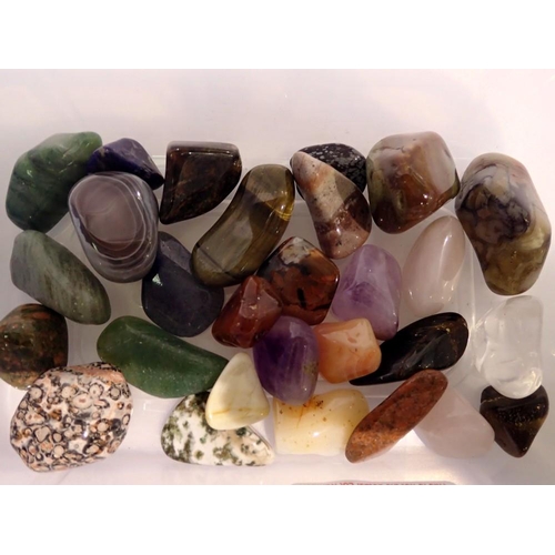 1063 - Collection of polished gemstones and minerals. UK P&P Group 1 (£16+VAT for the first lot and £2+VAT ... 