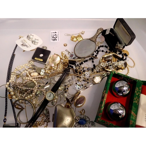 1126 - Tray of jewellery and collectables. UK P&P Group 2 (£20+VAT for the first lot and £4+VAT for subsequ... 