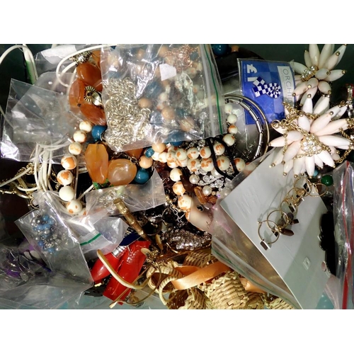 1166 - Large box of costume jewellery. UK P&P Group 1 (£16+VAT for the first lot and £2+VAT for subsequent ... 