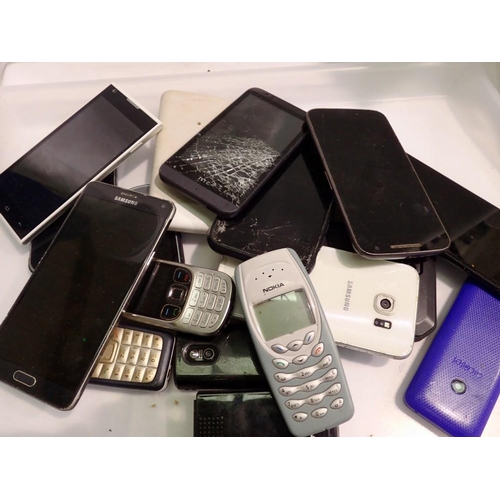 1167 - Box of mixed mobile phones. UK P&P Group 1 (£16+VAT for the first lot and £2+VAT for subsequent lots... 