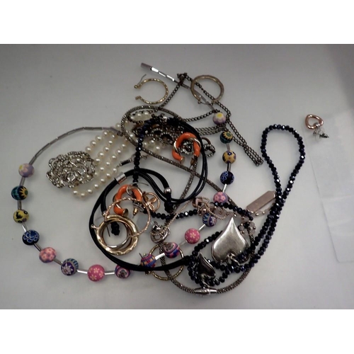 1169 - Mixed costume jewellery, including silver. UK P&P Group 1 (£16+VAT for the first lot and £2+VAT for ... 