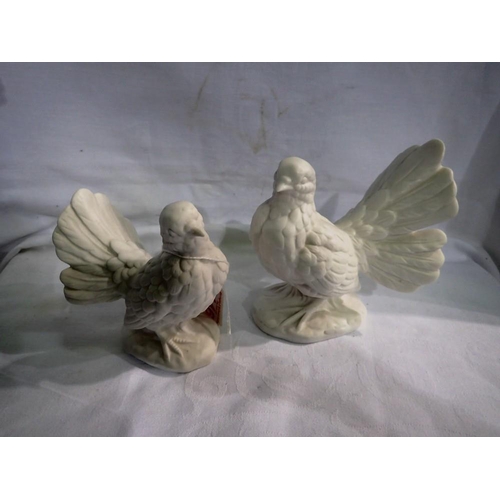 1277 - Pair of Noritake/Royal Meridian fantail doves. UK P&P Group 2 (£20+VAT for the first lot and £4+VAT ... 