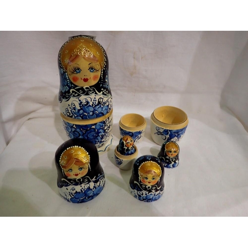 1293 - Russian nesting dolls, set of five. UK P&P Group 2 (£20+VAT for the first lot and £4+VAT for subsequ... 