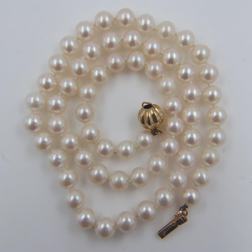 11 - String of pearls, with an 18ct gold clasp, L: 40 cm. UK P&P Group 0 (£6+VAT for the first lot and £1... 