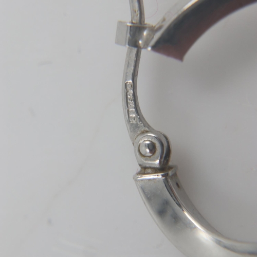 27 - 18ct white gold single earring, 0.7g. UK P&P Group 0 (£6+VAT for the first lot and £1+VAT for subseq... 