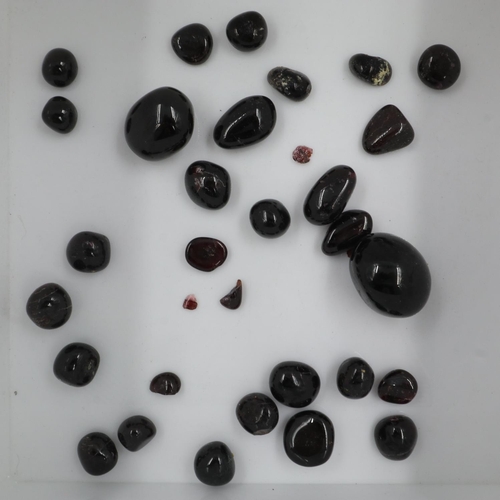 50 - Varying garnet stones, total of over 900cts. UK P&P Group 1 (£16+VAT for the first lot and £2+VAT fo... 