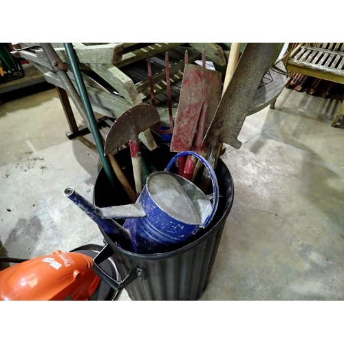 1712 - Bin of mixed garden tools. Not available for in-house P&P