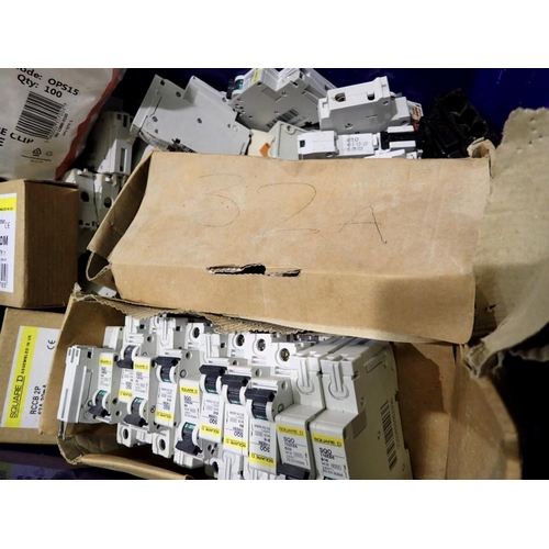 1747 - Large quantity of electric fuses. Not available for in-house P&P