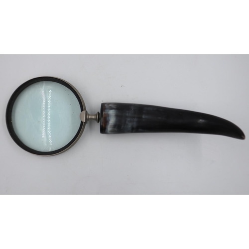 102 - Oversized horn handle magnifying glass, L: 38 cm. UK P&P Group 1 (£16+VAT for the first lot and £2+V... 