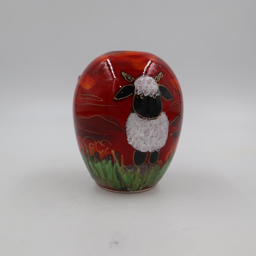 139 - Anita Harris sheep vase, signed in gold, no cracks or chips, H: 16 cm. UK P&P Group 2 (£20+VAT for t... 