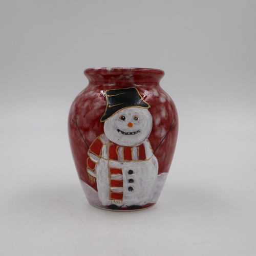 169 - Anita Harris snowman vase, signed in gold, no cracks or chips, H: 14 cm. UK P&P Group 2 (£20+VAT for... 