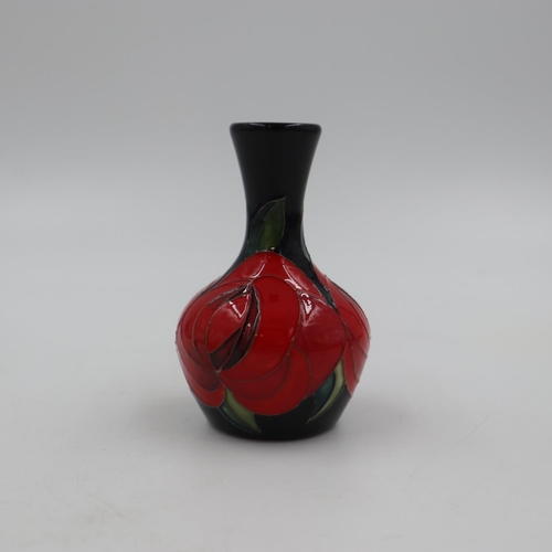 172 - Moorcroft vase in the Red Rose pattern, no cracks or chips, H: 10 cm. UK P&P Group 1 (£16+VAT for th... 