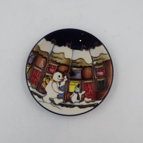 194 - Moorcroft coaster in the Snowman's Greeting pattern, D: 11 cm. UK P&P Group 1 (£16+VAT for the first... 