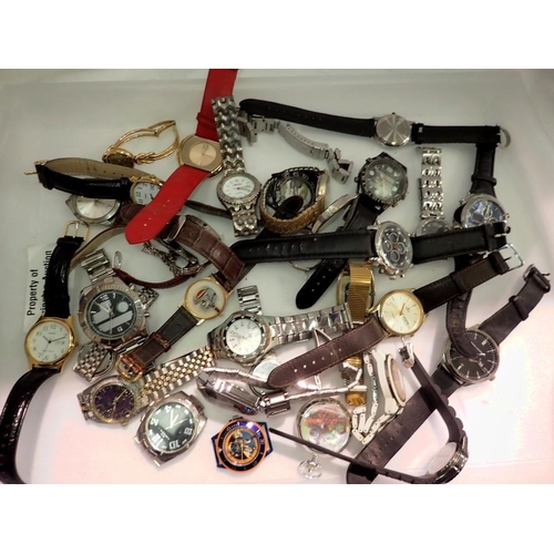 1186 - Box containing a large quantity of ladies and gents wristwatches. UK P&P Group 2 (£20+VAT for the fi... 