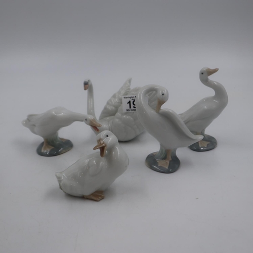 197 - Lladro geese, duck, and a swan (5). UK P&P Group 2 (£20+VAT for the first lot and £4+VAT for subsequ... 