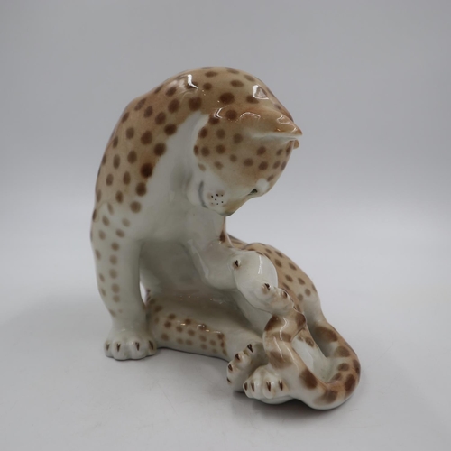 211 - Lomonosov large ceramic figure of a leopard H: 19cm. UK P&P Group 1 (£16+VAT for the first lot and £... 