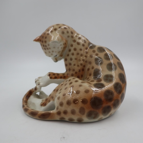 211 - Lomonosov large ceramic figure of a leopard H: 19cm. UK P&P Group 1 (£16+VAT for the first lot and £... 