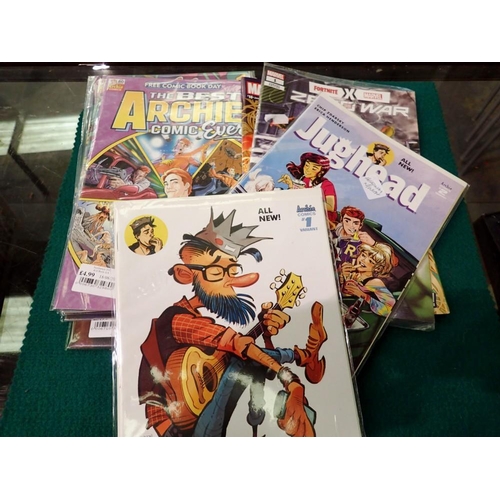 1192 - Small collection of collectable comics to include Archie and others. UK P&P Group 1 (£16+VAT for the... 