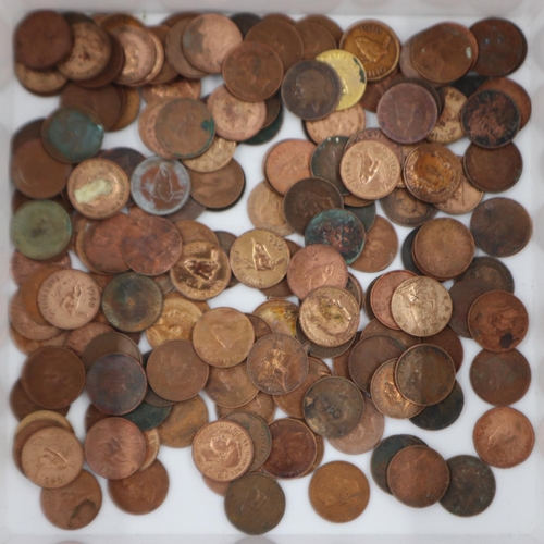 2010 - Large quantity of copper farthings, mixed grades. UK P&P Group 1 (£16+VAT for the first lot and £2+V... 