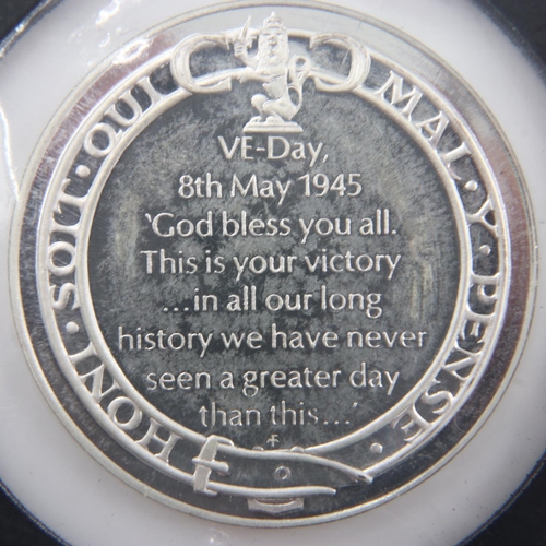 2166 - V E Day Franklin Mint silver proof Commemorative medallion. UK P&P Group 0 (£6+VAT for the first lot... 