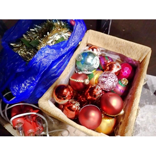 1005 - Quantity of Christmas decorations. Not available for in-house P&P