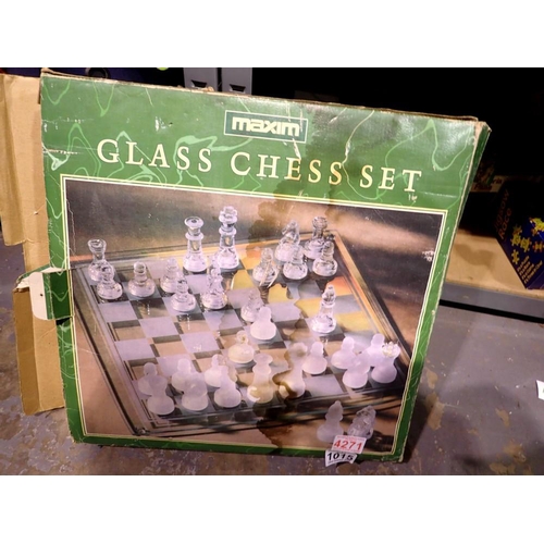 1015 - Maxim glass chess set, boxed and complete. Not available for in-house P&P