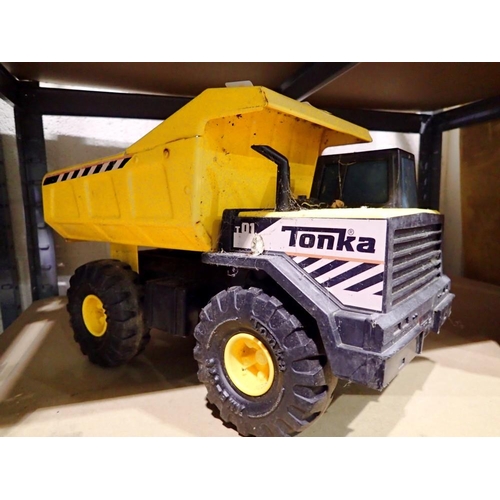 1029 - Vintage Tonka tipper truck. Not available for in-house P&P