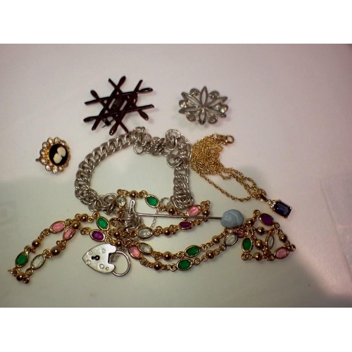 1064 - Small quantity of jewellery to include silver and necklaces. UK P&P Group 1 (£16+VAT for the first l... 