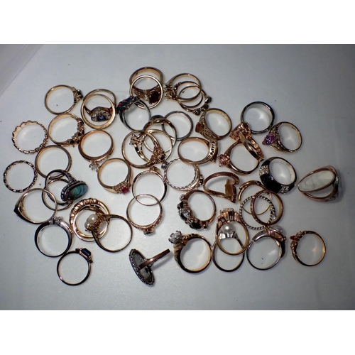 1067 - Large selection of white and yellow metal rings. UK P&P Group 1 (£16+VAT for the first lot and £2+VA... 