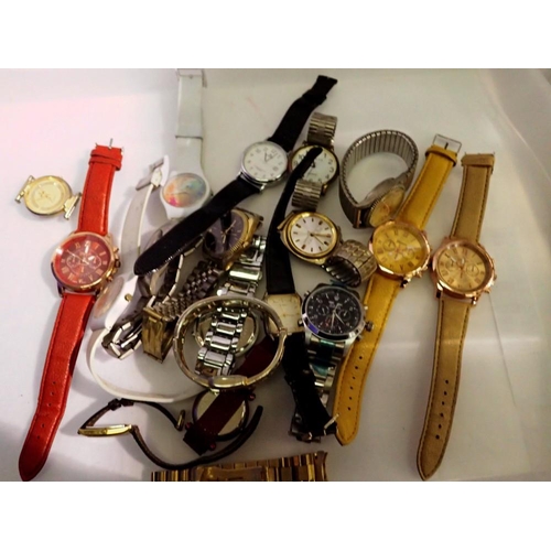 1069 - Eighteen ladies and gents quartz wristwatches, needing new batteries. UK P&P Group 1 (£16+VAT for th... 