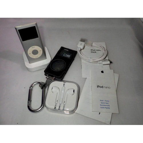 1072 - Apple Ipod, with charger and headphones. UK P&P Group 1 (£16+VAT for the first lot and £2+VAT for su... 