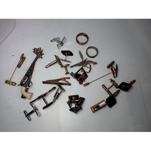 1074 - Mixed cufflinks and pins, including a revolver set. UK P&P Group 1 (£16+VAT for the first lot and £2... 