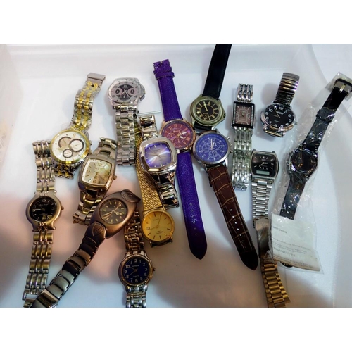 1076 - Fifteen gents quartz wristwatches, needing new batteries. UK P&P Group 1 (£16+VAT for the first lot ... 