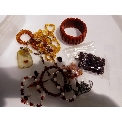 1079 - Mixed costume jewellery, including beads. UK P&P Group 1 (£16+VAT for the first lot and £2+VAT for s... 