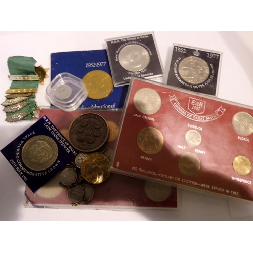 1081 - Coin collection to include medals and commemoratives. UK P&P Group 1 (£16+VAT for the first lot and ... 