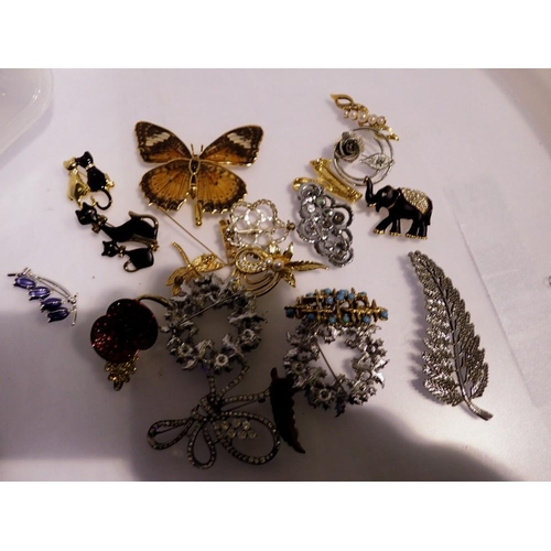 1085 - Mixed costume jewellery brooches. UK P&P Group 1 (£16+VAT for the first lot and £2+VAT for subsequen... 