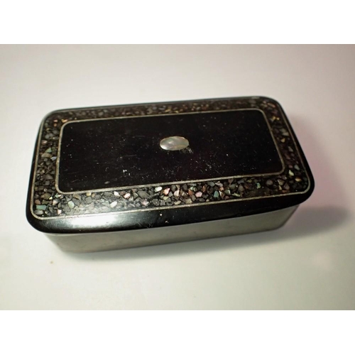 1089 - Antique Papier Mache snuff box, inlaid with Mother of Pearl. UK P&P Group 1 (£16+VAT for the first l... 