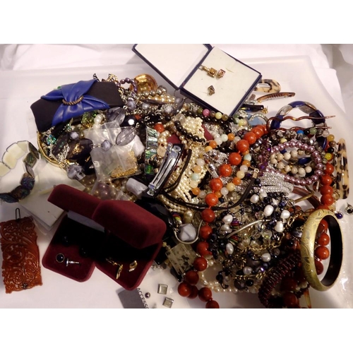 1122 - Large quantity of costume jewellery. UK P&P Group 1 (£16+VAT for the first lot and £2+VAT for subseq... 