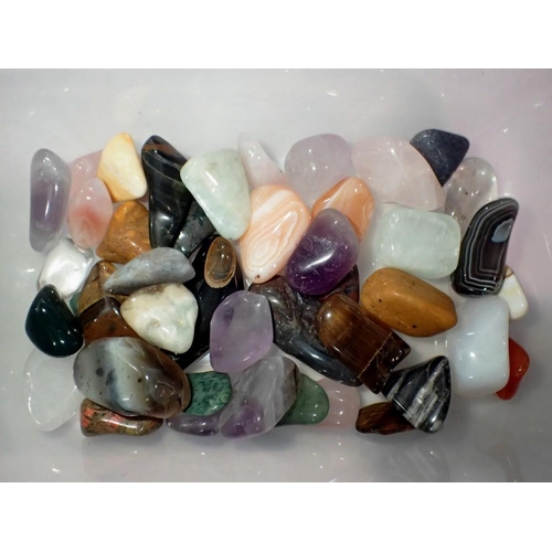 1128 - Collection of polished gemstones and minerals. UK P&P Group 1 (£16+VAT for the first lot and £2+VAT ... 