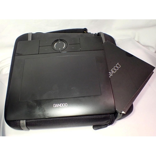 1137 - Wacom Bamboo MTE-450 tablet, with charging cable and softcase. UK P&P Group 1 (£16+VAT for the first... 