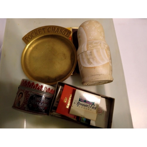 1139 - Collectables: brass pocket change dish, Russian dolls, match books and a silver Jubilee tin on match... 