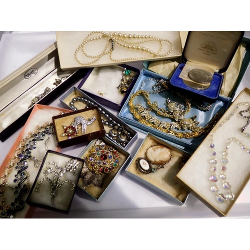 1142 - Quantity of costume jewellery in boxes. UK P&P Group 1 (£16+VAT for the first lot and £2+VAT for sub... 