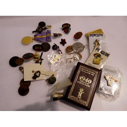 1152 - Box of mixed collectable badges including penguin. UK P&P Group 1 (£16+VAT for the first lot and £2+... 