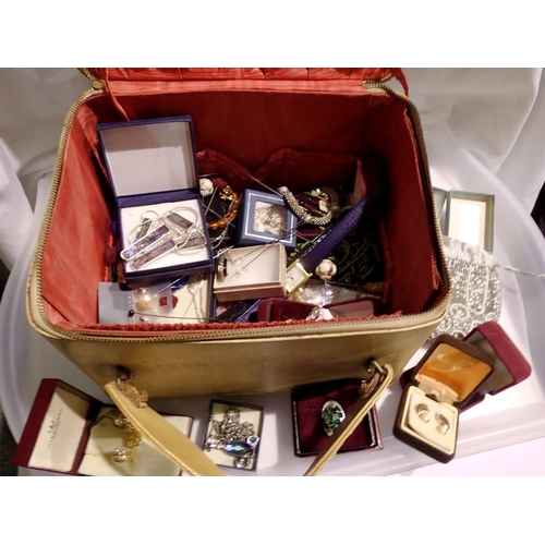 1153 - Jewellery case of boxed costume jewellery. UK P&P Group 2 (£20+VAT for the first lot and £4+VAT for ... 