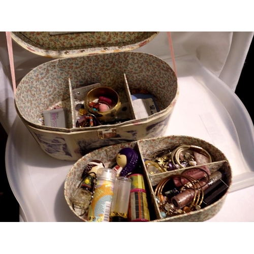 1182 - Small jewellery box with contents. UK P&P Group 2 (£20+VAT for the first lot and £4+VAT for subseque... 