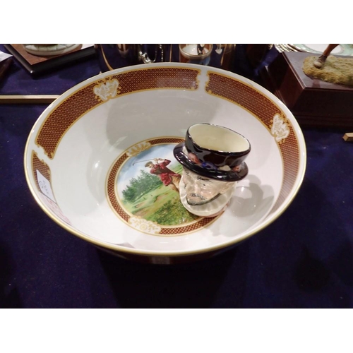 1290 - Royal Worcester Golfing Collection fruit bowl with a Royal Doulton Beefeater character jug. Not avai... 