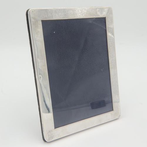 121 - Modern hallmarked silver photograph easel-frame, overall 17 x 22cm, insert size 13 x 18cm. UK P&P Gr... 