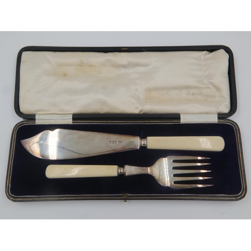 131 - Cased hallmarked silver fish servers with faux bone handles, overall weight 223g. UK P&P Group 2 (£2... 